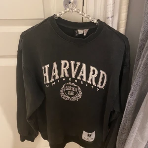 Tröja  - Fin populär tröja som inte kommer till användning. Storlek Xs men passar s. 