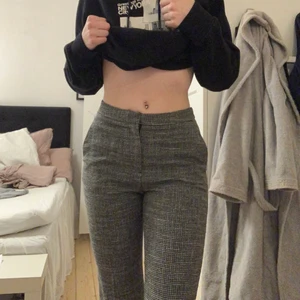 Kostymbyxor - Mörkgråa kostymbyxor i tjockt material