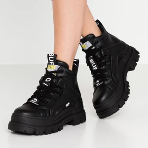 Buffalo skor - Använda 1 gång, som nya. Kartong finns kvar. Frakt står köparen för