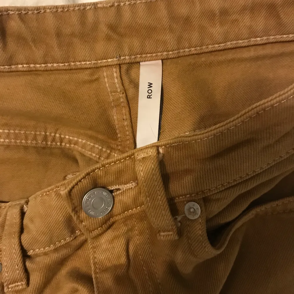 Bruna Row Jeans från Weekday, W27 L32. Använda fåtal gånger! Fint skick, och även tvättade innan jag skickar dom! Bara till att kontakta om ni har frågor💓köparen står för frakten.. Jeans & Byxor.
