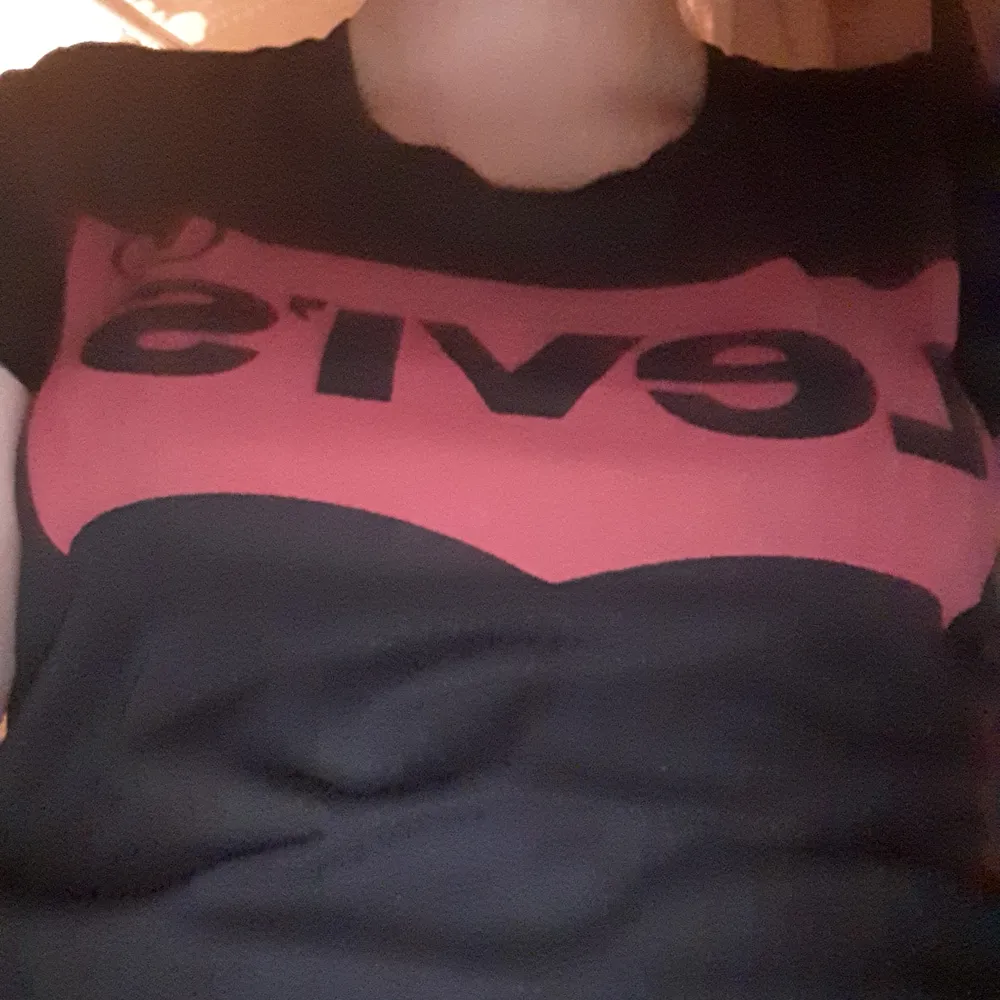 Svårt Levi's t-shirt med röd text . Passar en S och M . T-shirts.