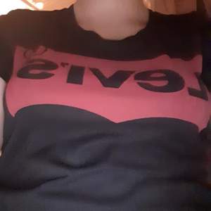Svårt Levi's t-shirt med röd text . Passar en S och M 