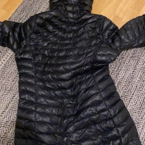Dunjacka Everest strl 42 - Säljer pga av för stor storlek, använd 1 gång. Men kunde ej lämna tillbaka pga av inget kvitto. Köpt för 1200, säljer för 500.Men priset kan sänkas genom snabb affär.