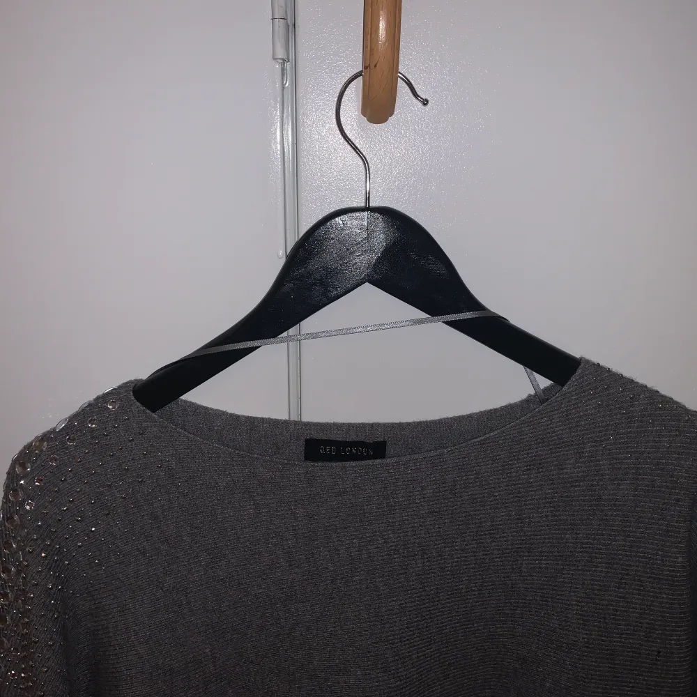 Fin grå stickad varm tröja, använt ändats 1 gång. Köpt för 299 kronor. Tröjor & Koftor.
