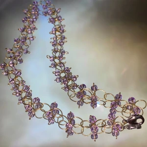 Halsband - Ett fint handgjort metallhalsband med ljuslila glaspärlor<3 frakten ingår i priset❣️                                                                                —————————————————————                                                                                  Kika gärna in på min profil, säljer en massa olika handgjorda smycken💃🏼 perfekt till dig själv eller i present till någon❣️✨