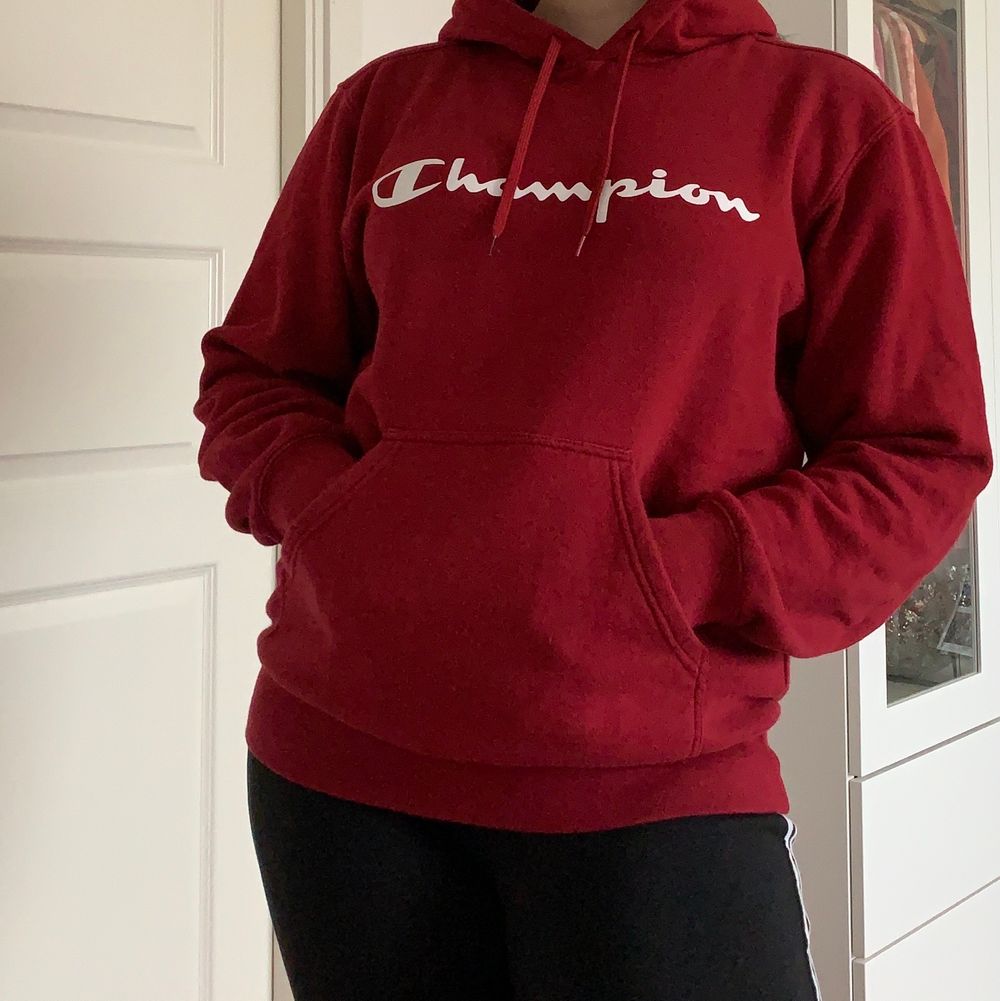 Hejđ SĂ€ljer denna super sköna Champion hoodien köpt frĂ„n Zalando i modellen LEGACY HOODED, förra Ă„ret. Storlek M. SĂ€ljer den pĂ„grund av att jag har för mĂ„nga hoodies. Original pris Ca 579kr men sĂ€ljer för 130kr đ„°. Huvtröjor & TrĂ€ningströjor.