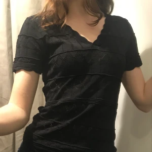 Svart t-shirt - Svart tröja med fina mönster, köpt second hand men bra skick! frakt +60✨
