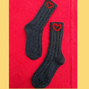 Stickade sockor  - Sköna, varma och snygga sockor som passar perfekt till jul och som en julklapp!🎁 De finns i ljusgrå och mörkgrå i flera storlekar! Vi broderar dem själva och de kostar 89kr/ styck + frakt❤️