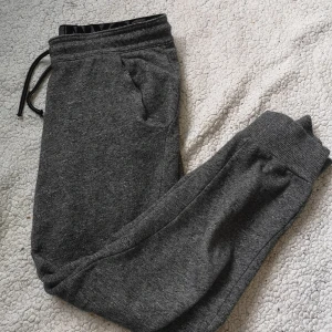 Mjukisbyxor  - Säljer ett par mjukisbyxor jag inte har användning för då dom tyver inte passade💕