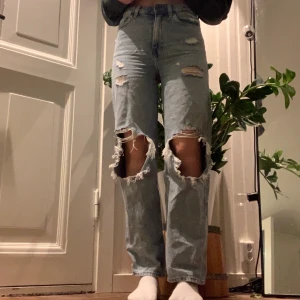 Jeans - Asballa jeans från hm men har blivit lite korta på mig enligt min smak. Vill bli av med!! Frakt 88🤍⚡️🧸