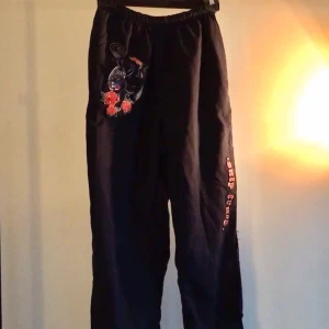 Slit windbreaker pants size S - Dark blue upcycled windbreaker joggers with a sewn side slit and two patches. Drawstring waist, puma patch on right thigh, ONLY TRUTH patch on left leg. 