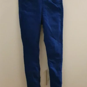 Byxor - storlek 34 sparsamt använda står inte för frakten djur finns i hemmet ute på fler sidor