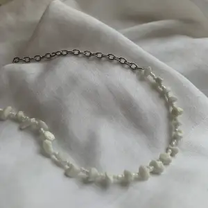 Följ min Instagram för mer smycken @parlsmycke Kedja i rostfrittstål och vita snäckstenar🤍                      •89kr