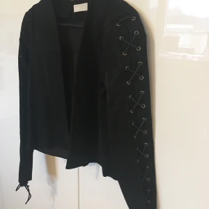 Mockajacka Weekday  - Endast använd vid ett tillfälle. Snygg Mocka jacka ifrån Weekday.. Snörning på ärmar. Storlek 34. Minsta bud 190. 