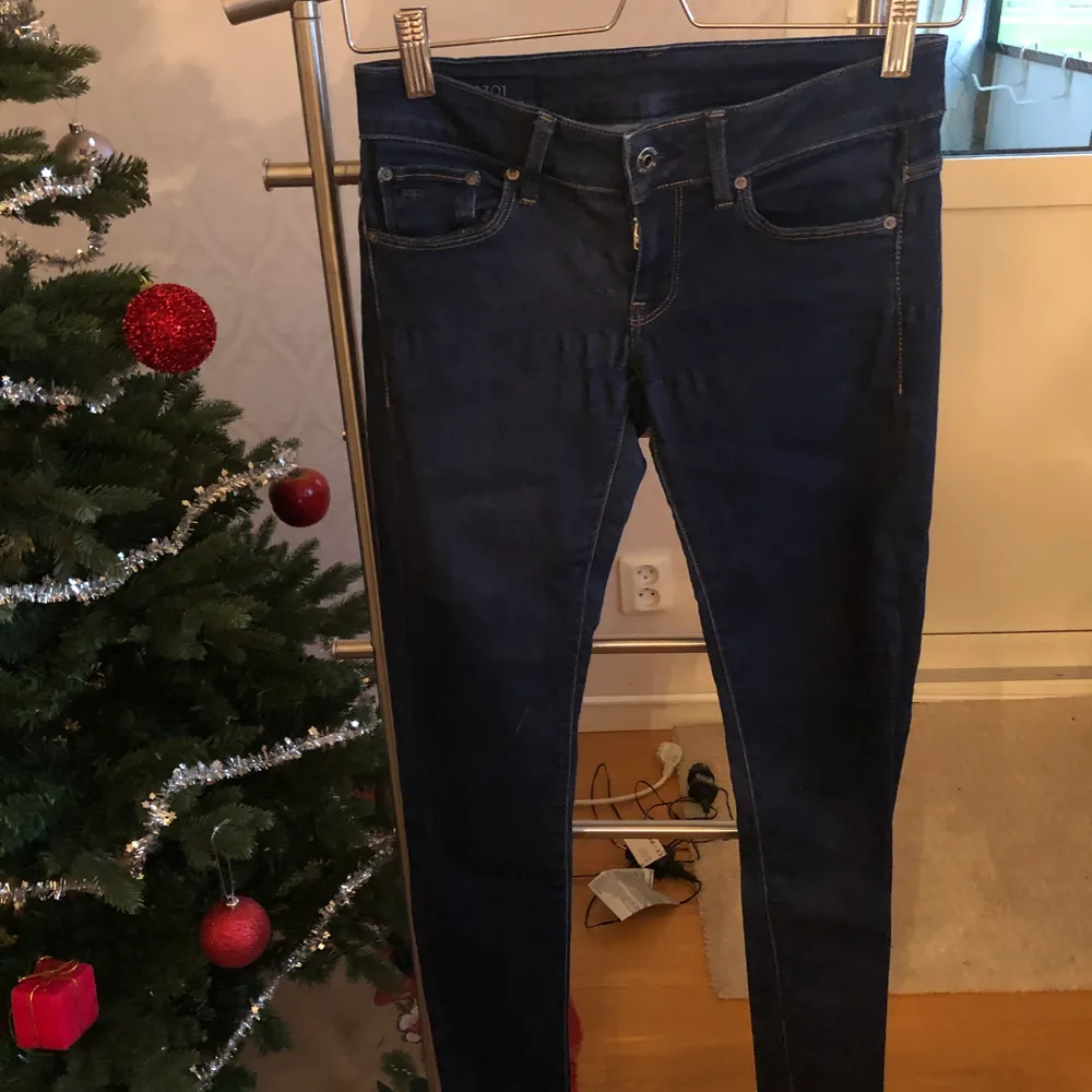 Jeans från G-Star Raw, passar en storlek S. Lågmidjade. Något använda men i mycket bra skick. Nypris ca 1400kr. Jeans & Byxor.