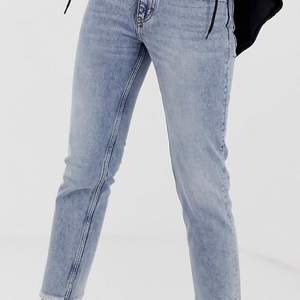 Ett par jätte snygga ljusa jeans i en rak modell, förlåt för dåliga bilder men säljer dom pga att dom är för små💕