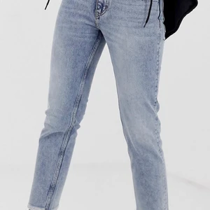 Cheap monday revive jeans - Ett par jätte snygga ljusa jeans i en rak modell, förlåt för dåliga bilder men säljer dom pga att dom är för små💕