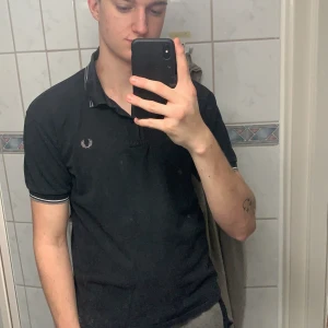 Fred Perry Piké - Piké med silver-färgad logga, st Large