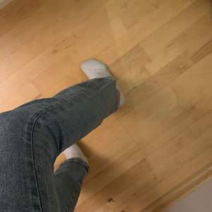 Ljusblåa bootcut jeans från bikbok. De är långa i modellen, passar 170+ om man inte vill ha de allt för långa. Säljer pga inte min stil, köpta för 599kr. Diskuterar gärna pris