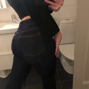 Jeans bootcut - 🌵 Jeans från BIK BOK i storlek S i mörkblå (se sista bilden) Jag är 173cm. Pris 160kr INKLUSIVE frakt🌵 Skriv vid frågor eller fler bilder!🌵