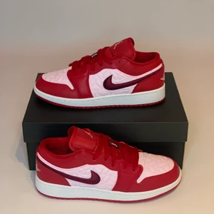 Jordan 1 low - Helt nya, aldrig använda. Tillgängliga storlekar är 38,5 & 39