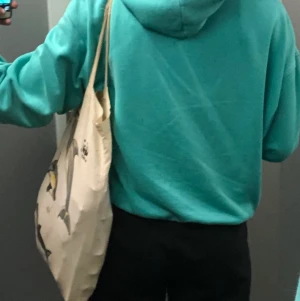 Weekday hoodie✨ - Säljer denna hoodie från weekday. Använd några gånger men i väldigt bra skick. Köparen står för frakt✨ Skriv för mer bilder! 