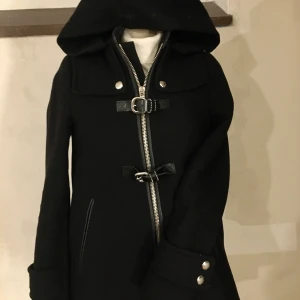 Kort kappa med silverdetaljer - Söt kappa från Zara i en kortare modell, perfekt höstjacka! 🤍 lappen är lite lös men annars fint skick! 