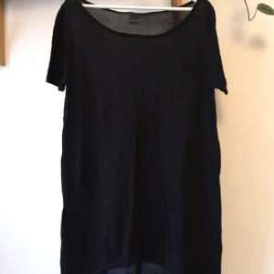 Svart stickad klänning/tröja, XS-L, Vila - Så mysig klänning eller stor t-shirt i 100% bomull med stickad känsla. Liten ficka på. Fint skick!  Funkar för XS, S, M och L beroende på önskad passform.  Kan mötas i Stockholm eller skicka mot fraktkostnad! ✨🌸✨