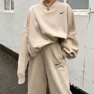 Nike oversize tröja. Har matchande byxor också. Storlek s på även byxorna 