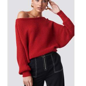 Säljer min superfina röda off shoulder stickade tröja från NA-KD! Perfekt nu till julen🙌🏻 100kr+frakt! Pris går att diskuteras😊 nyskick använd fåtal gånger då den inte riktigt är min stil längre! Kontakta mig för fler bilder och/eller funderingar!