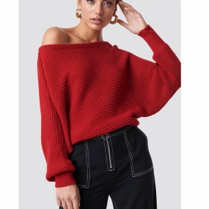 NA-KD stickad tröja - Säljer min superfina röda off shoulder stickade tröja från NA-KD! Perfekt nu till julen🙌🏻 100kr+frakt! Pris går att diskuteras😊 nyskick använd fåtal gånger då den inte riktigt är min stil längre! Kontakta mig för fler bilder och/eller funderingar!