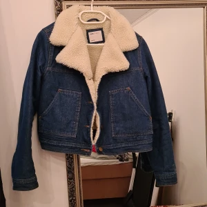 Fodrad snygg jeansjacka stl 12 uk är en Medium/38 - Använd fåtal gånger. Alltid inne. BUD från 100 kr i kommentarerna. BUD stoppas 24h efter första satta BUDET. Lycka till
