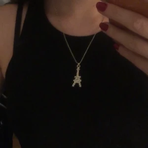 Silverhalsband - Säljer mitt fina silverhalsband som ska likna Eiffeltornet🥰 Kund står för frakt