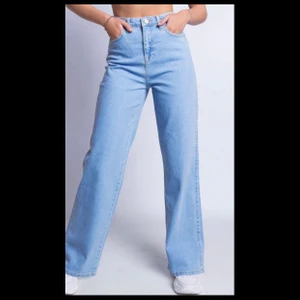 Madlady jeans storlek 34 - Snygga jeans med vida ben. Jeansen  är tighta upptill och sitter perfekt pga att de är så stretchiga. Jeansen är helt nya med prislapp kvar. 