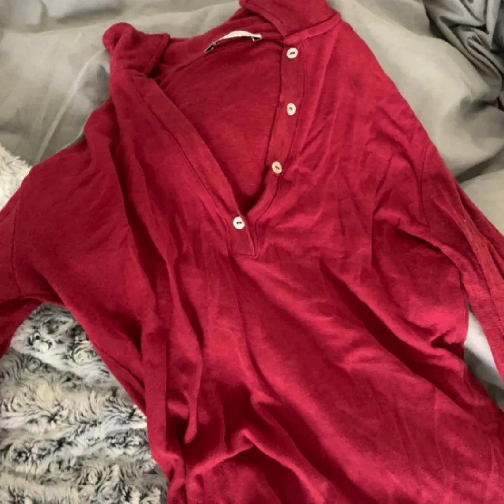 Vinröd tröja från zara, köpt på Plick men inte min stil längre:/ Första bilden är hennes, men den sista är min egna! . Tröjor & Koftor.