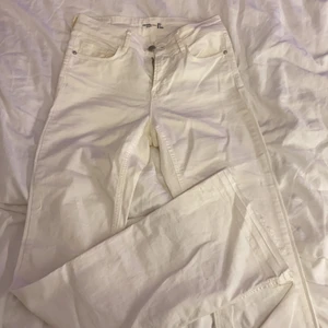 Vita bootcutbyxor - Säljer mina oanvända vita bootcutbyxor i strl 34, dom passar mig i längden och jag är 172. Dom har hål i knäna och är ”trasiga” längst ner (dom ska vara så) och dom är mid rise 