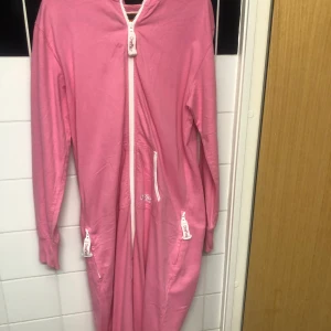 One piece strl S  - One piece i strl Small, använd 2 gånger, i jättebra skick. Pris kan diskuteras