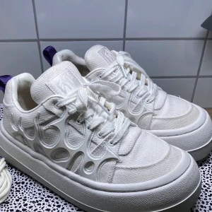 Vita Eytys - Köpte dessa på plick men tyvärr tyckte jag själv de inte passade mig, men verkligen sååå sjukt fina och i jättebra skick😉 Om du har frågor så är det bara att höra av sig! 