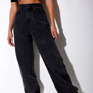 Svarta vida byxor - Säljer dessa svarta jeans från motelrocks. Köptes för 70euro. Står storlek S men det är heeelt fel, därflr säljer jag dom. Passar M/L. Längd 31 :) helt oanvända, bara testade med lappen kvar