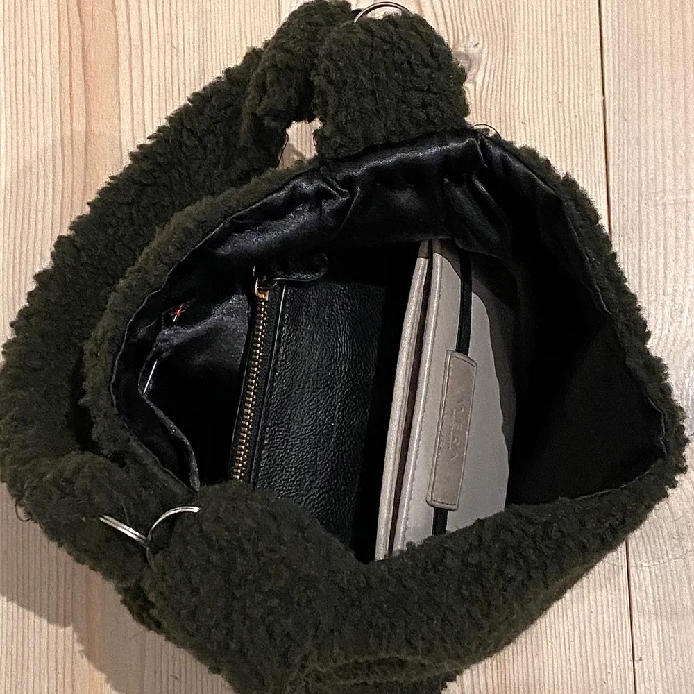 Har 4 av dessa söta handväskor i Teddy material som jag sytt själv😇 har svart foder på insidan vilket gör den ”reversible”💫 (ser grön ut på bilden, men är mycket brunare irl). Väskor.