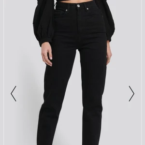 Svarta mom jeans NA-KD - Svarta mom jeans från na-kd, storlek 38. Hör av er om ni vill ha fler bilder på jeansen!! Köparen står för frakten men kan även mötas upp! Endast använda ett fåtal gånger☺️ nypris 399kr, länken till dessa är https://www.na-kd.com/sv/na-kd/raw-edge-mom-jeans-svart