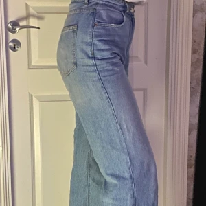 Ljusblåa Wide Jeans - Säljer ett par ljusblåa jeans från gina tricot i modellen Idun wide leg. Köpte de i somras för 600kr och de är använda. I storlek 38 men skulle säga de passar 36 om man vill ha de thigtare eller 38/40 om man vill ha de lite mer ”baggy”. Jag är 178 cm och de går ner till golvet för mig. Säljer för 150kr+frakt som inkommer sen🥰