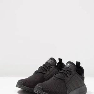 Adidas X_PLR skor - Ett par Adidas X_PLR skor i storlek 41. Stora i storleken så skulle passa 42or också. De tre strecken är i reflex. Väldigt sparsamt använda (använda 3 gånger) så är i väldigt fint skick! Kan skicka bilder på skorna.  Priset gäller inklusive frakt men bud tas emot. Nypris: 800kr 