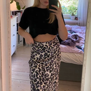 Kjol  - Säljer min jättefina kjol från Monki i storlek 38 då den är för stor för mig. Använd en gång och är i jättefint skick. Den är inte alls genomskinlig och har en liten diskret dragkedja på sidan <33 frakt står köparen för!! 