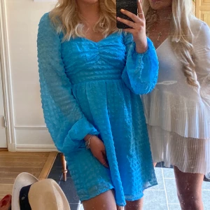 Klänning  - Säljer världens finaste klänning, bar den på midsommar och inte använts sedan dess. Hade velat ha kvar den men den är för stor så kommer ej få användning för den. Hoppas den hittar ett fint hem <33 inköpspriset låg på 500kr, men du får den för 250 plus frakt 🦋🦋