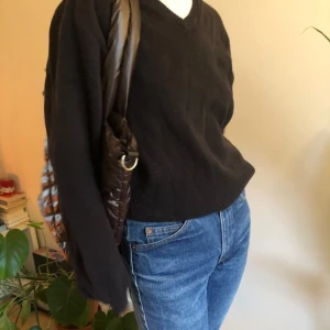 Svart tjocktröja - Svart tjocktröja, v-ringad, skönt tjockt material, gissningsvis storlek L, möts gärna upp i Göteborg, annars tillkommer frakt;)))