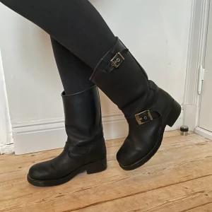 Johnny Bulls stövar - Säljer begagnade Johnny Bulls stövlar! Använda 1 säsong men är i hyggligt skick. Storlek 37 👢 Köparen står för frakt 📦 