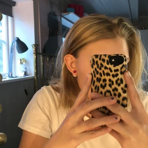 Örhängen  - Ganska stora pärlor (inte äkta pärlor) med en matt yta. Den andra pärla (inte äkta), liten med en rosa lila färg och med en glansig yta. Man kan ha dom på båda hållen. Dom är knappt använda 