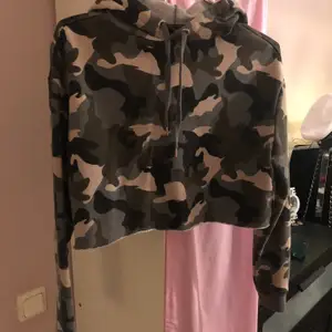 Croppad hoodie i camo mönster från H&M stl S