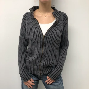 Grå zipper - Nice grå zippertröja! Personen på bilden är 170🥰